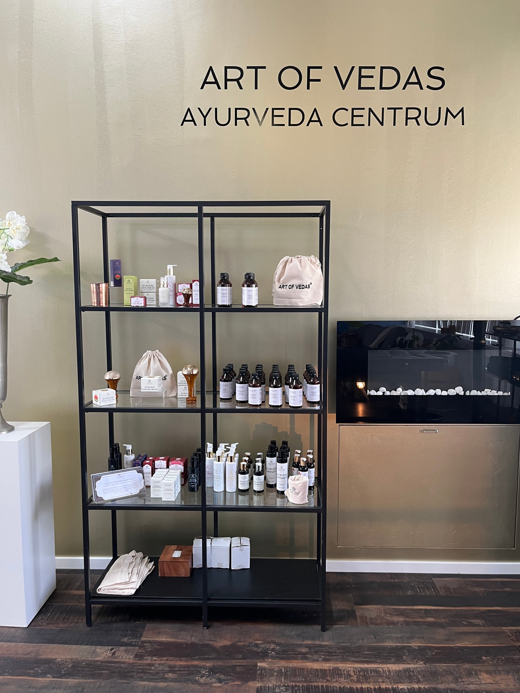 Art of Vedas Ayurveda Panchakarma Centrum Netherlands - product display with Ayurvedic skincare oils, natural wellness products, and branded gift sets