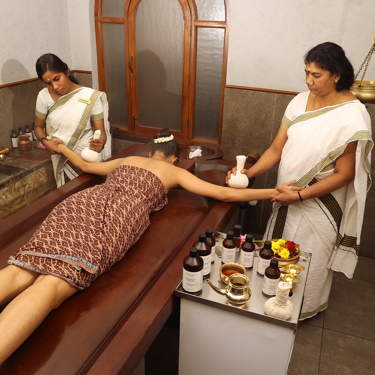 Ayurveda Panchakarma training by Art of Vedas Nederland - practitioners performing traditional herbal compress massage therapy with Ayurvedic oils