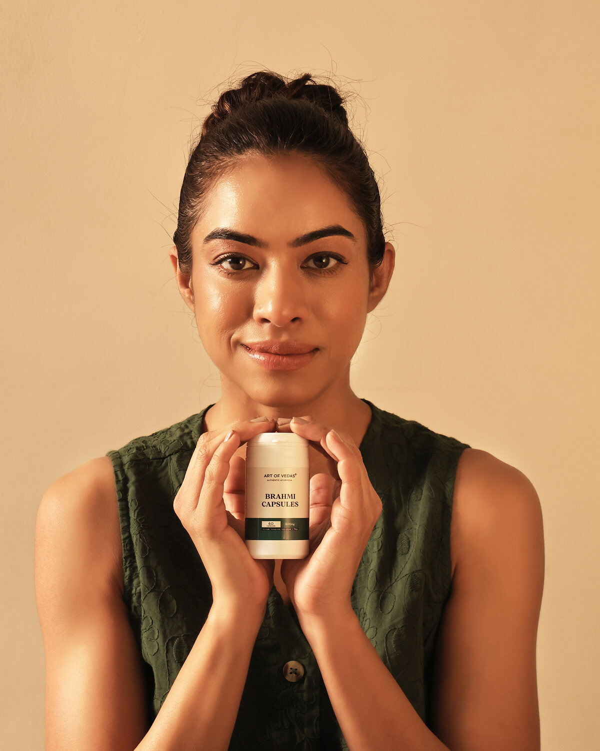 Art of Vedas Brahmi Capsules holdt af en model
