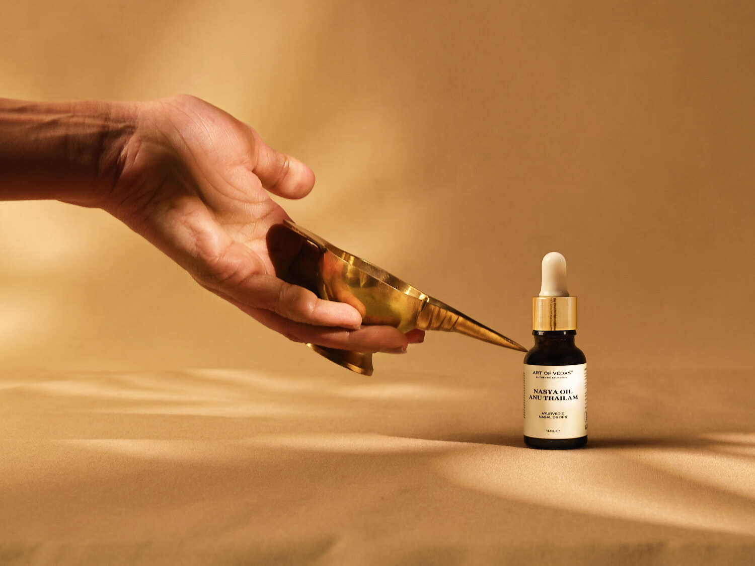 Anu Thailam næseolie med en Kansa-ritualskål til professionelle konti på Shop Ayurveda EU